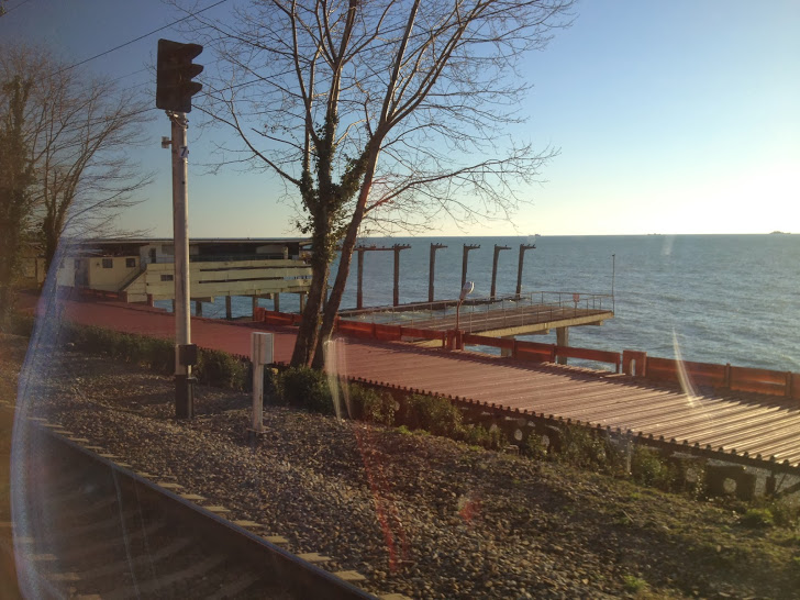 Černé moře z vlaku do Soči